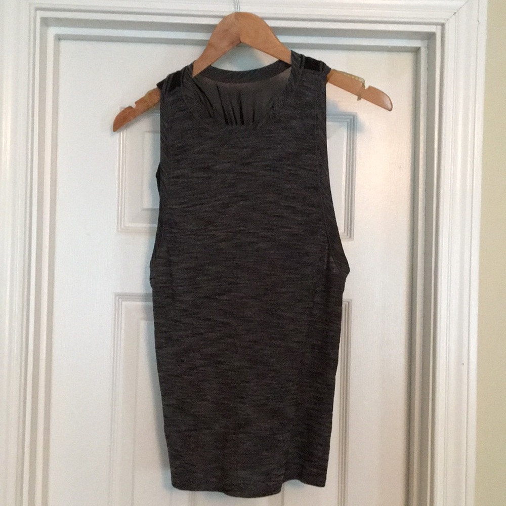 Lululemon work out tank with built in bra Sz 6 EUC